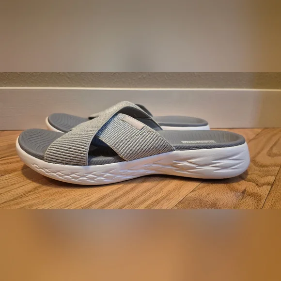 Skechers Women's 8 On The Go Silver Goga Mat Slide Sandals EUC - Picture 4 of 11